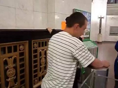 Драка с ментом в метро