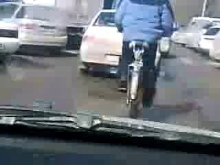 Он же опытный водитель.))))