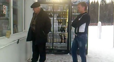 Необычно длинная кормушка на заправке .