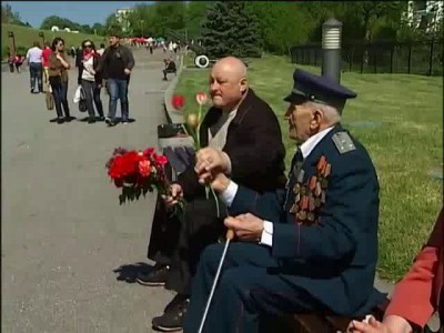 Что-то  не сходится между дедушкой ветераном и женщиной...