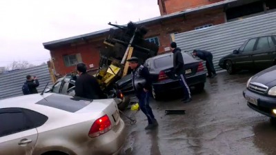 Сваебойная машина раздавила дастер