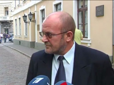 Бомж сказал все, что думает о латвийских депутатах