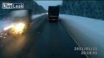 Малышка чудом выжила, выпав из авто под грузовик 2