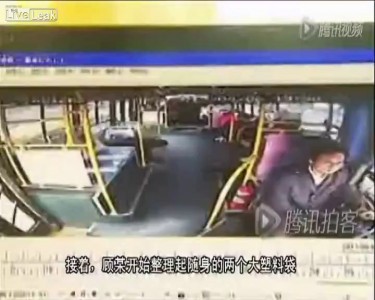 Пьяный мужчина в автобусе 