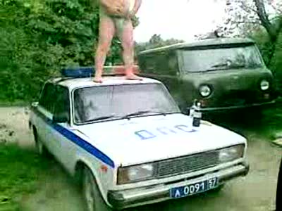 Пьяный мужик обоссал ДПС