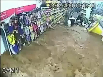 Паводковые воды затопили магазин