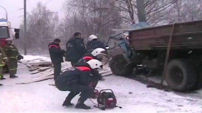 газ врезался в столб водителя раздавило досками