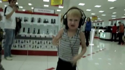 Ребенок отрывается в магазине