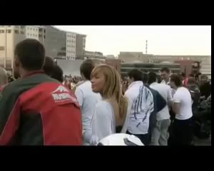 А эта телка думаешь сосет
