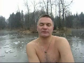 Опасно!Хождение по льду в 2 см!