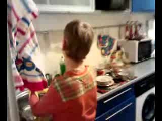 Я мою посуду..