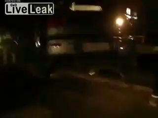 Не хочет, чтобы его автомобиль отбуксировали ...