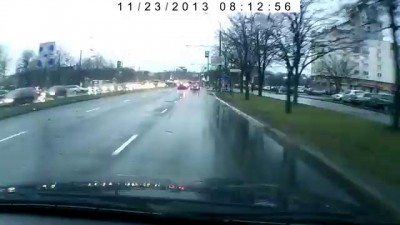 BMW поскользнулся и врезался в столб