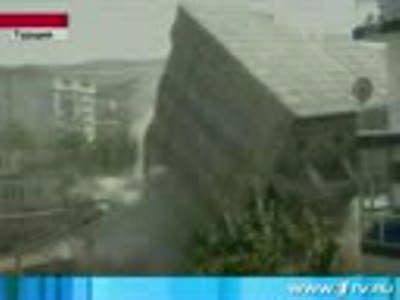 Кульбит в исполнении многоэтажки наблюдали в Турции