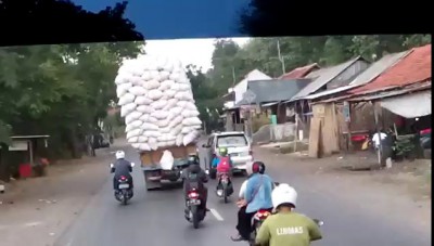 Перегруженный грузовик опрокинулся