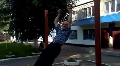 Дедушка в 70 лет отжигает на турнике