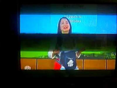 Телеведущая ведет эфир с ребенком