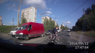 Надо на переходе с велосипеда слезать!