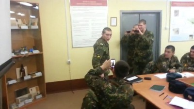 Спецназовец проверяет электрошокер