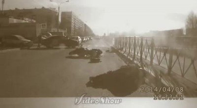 НЕ заметил мотоциклиста...