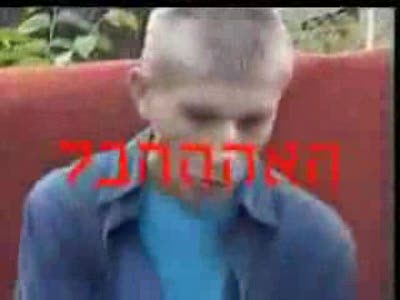 Русский парень, выпивает 1 литр водки и 2 литра воды зал