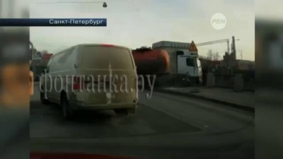Груженный мазутом бензовоз упал в обводный канал