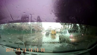 Женщина с ребенком попала под машину в Саратове.AVI