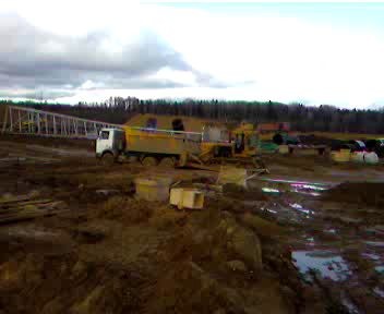 булбдозер толкает грузовик