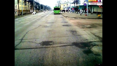 Бабушка прет под автобус...