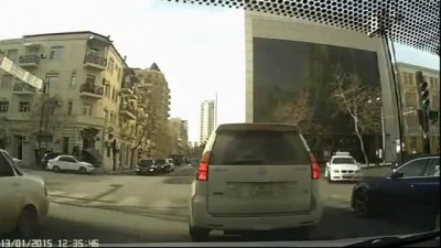 Полицейский на капоте