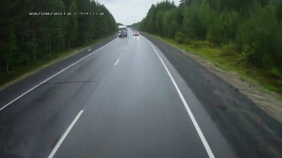 Вылетел на встречную и убрался в фуру