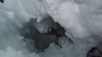 Упал в ледяную расщелину