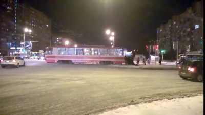 Мужики толкают трамвай