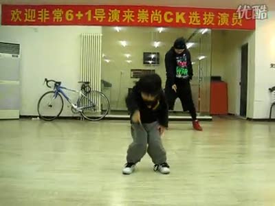 Мальчик классно танцует