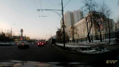 Ах, моська, - знать она сильна! Коль лает на слона!