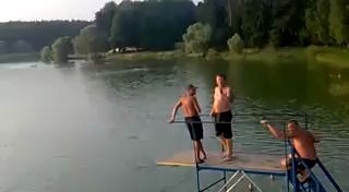 Низко полетел! К дождю))