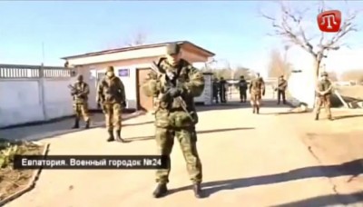 Видео ПН: Разговор российских военных с жителями Крыма
