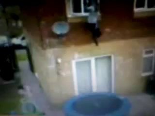 парень улетел с батута...смотреть до конца