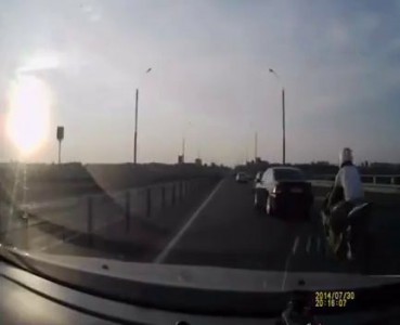 Мотоциклист сделал сальто и приземлился на крышу авто