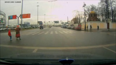 Подставщик на Mercedes пропускает на красный