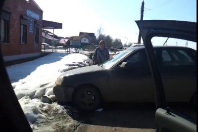 В Твери женщина стреляет из травматики в упор!