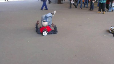 Чувак жонглирует мячом...