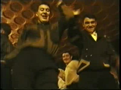 В тесноте,за то весело.