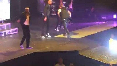 Justin Bieber throws up on stage in Arizona