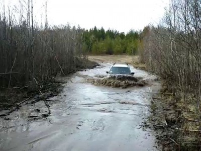 Субару Форестер (SUBARU FORESTER) против лужи.MOV