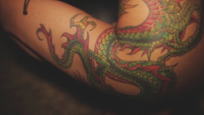 девушка с татуировкой дракона 