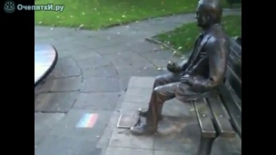 Собака и памятник 