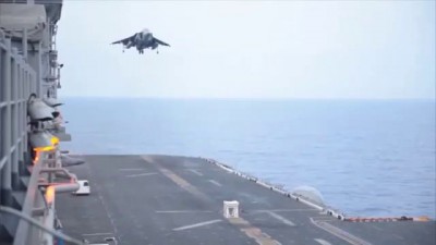 Пилот посадил штурмовик на стол!