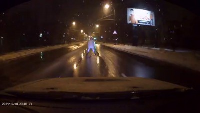 Пьяная Дура на дороге