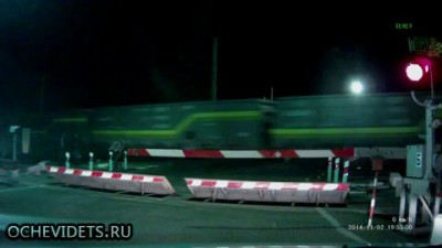 Поезд насмерть сбил двух человек.